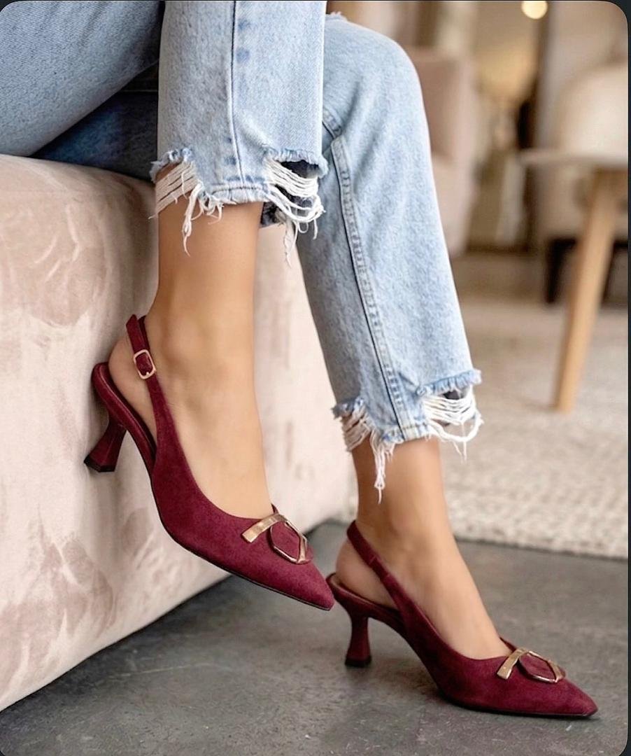 comfortable ladies short heels shoe